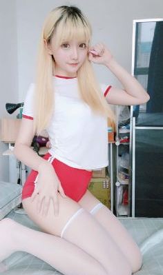 她唇之下