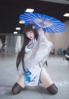 商城偷拍几个服务员嘘嘘
